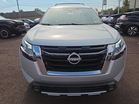 Used 2023 Nissan Pathfinder Platinum image 8