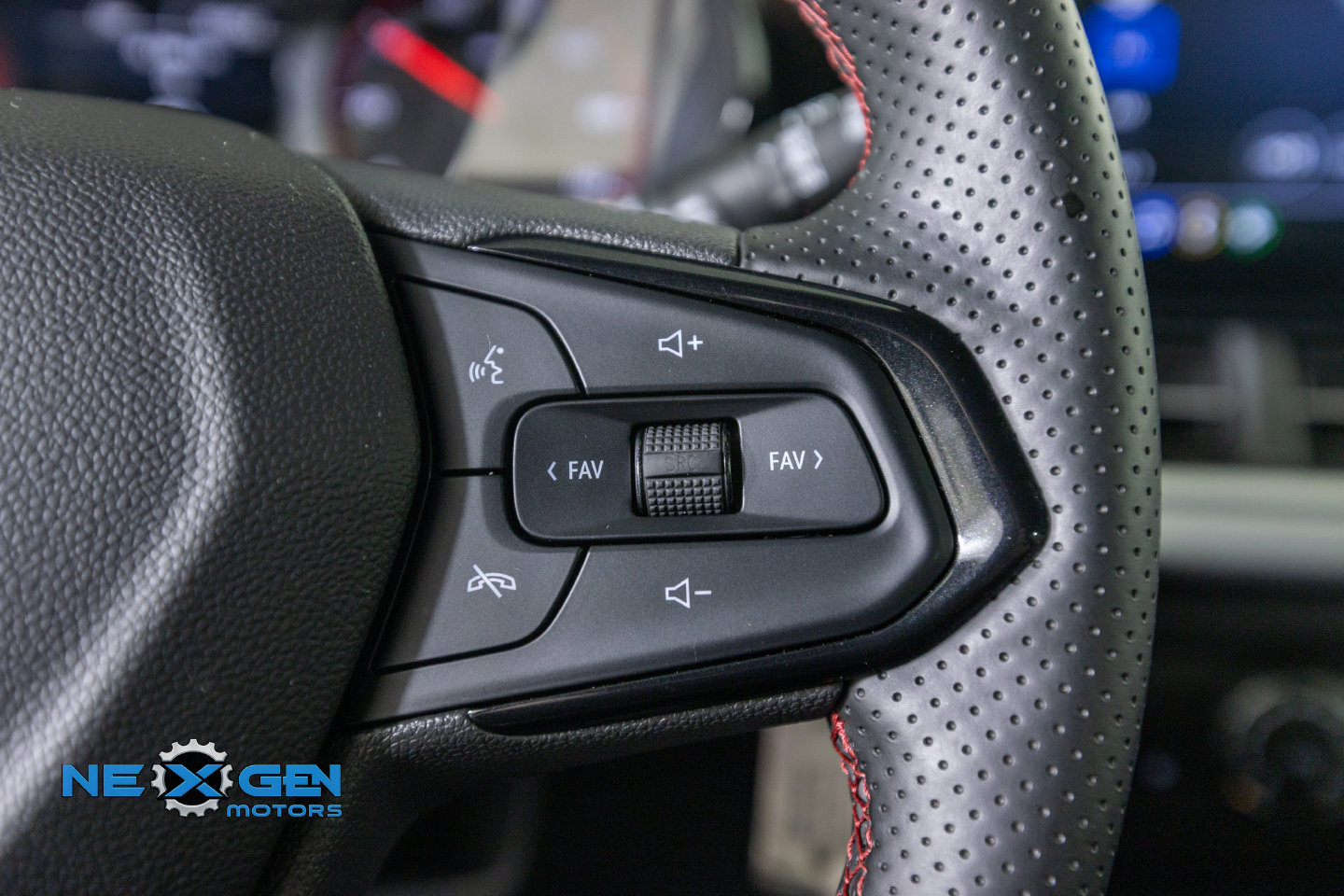 Used 2025 Chevrolet Trax RS w/ Driver Confidence Package FWD image 18