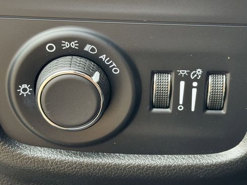 Used 2025 Jeep Grand Cherokee Altitude AWD/4WD image 25