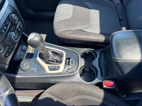 Used 2016 Jeep Cherokee Latitude w/ Comfort/Convenience Group AWD/4WD image 18