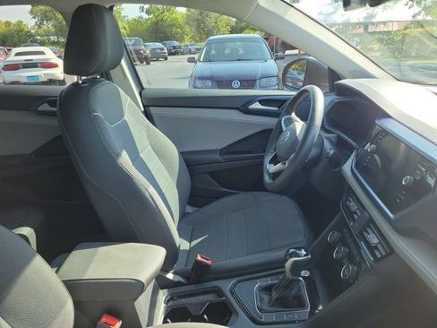 Certified 2024 Volkswagen Taos SE FWD image 3