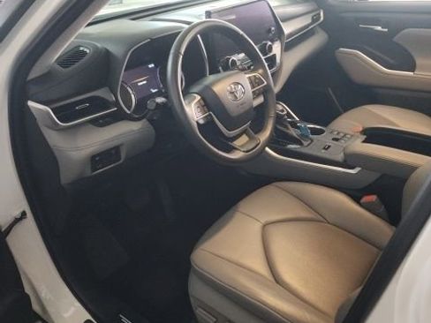 Used 2023 Toyota Highlander XLE FWD image 6