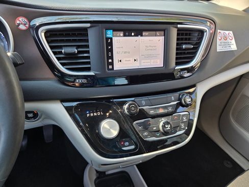 Used 2022 Chrysler Voyager LX FWD image 20