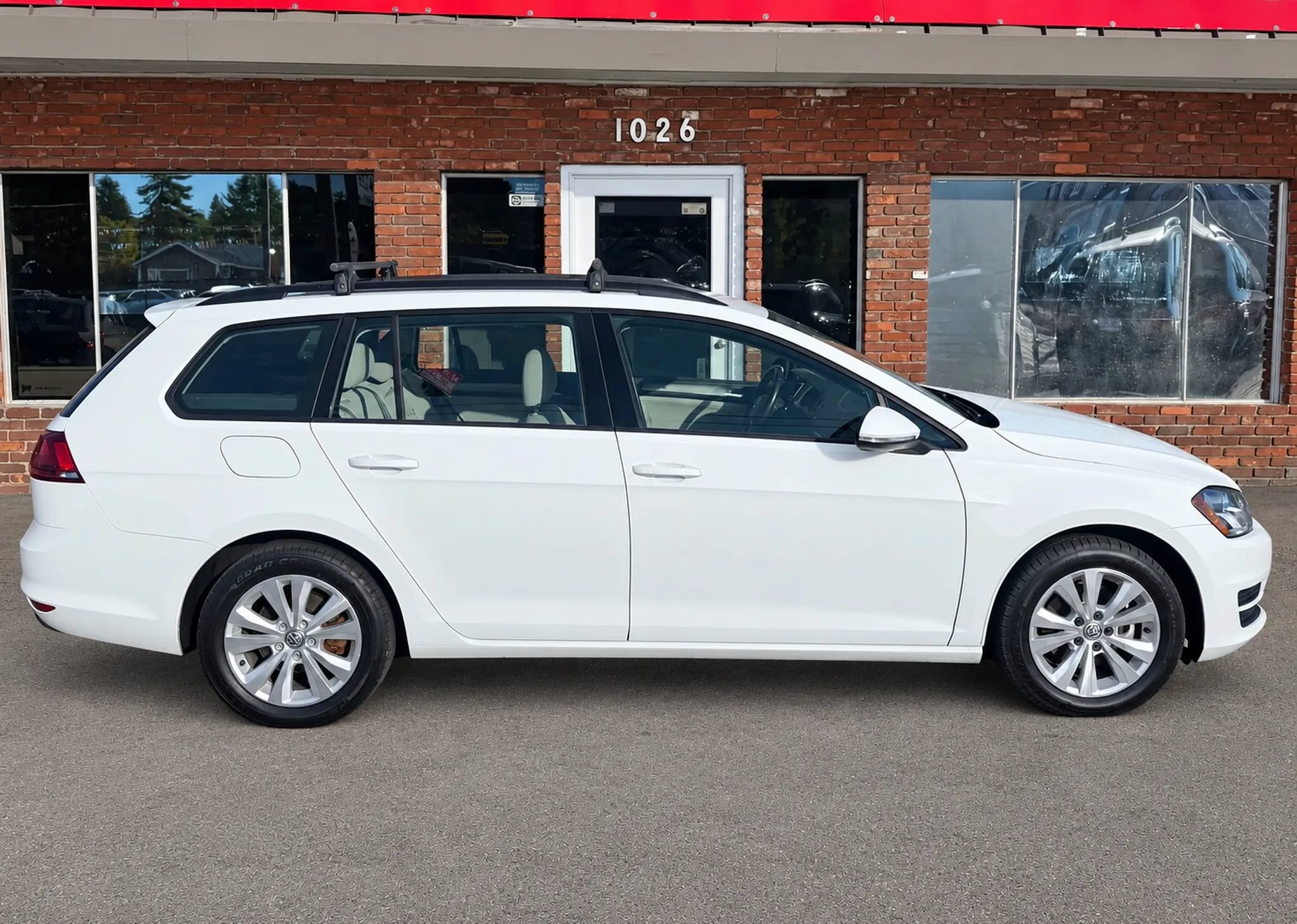 Used 2017 Volkswagen Golf S AWD/4WD image 2