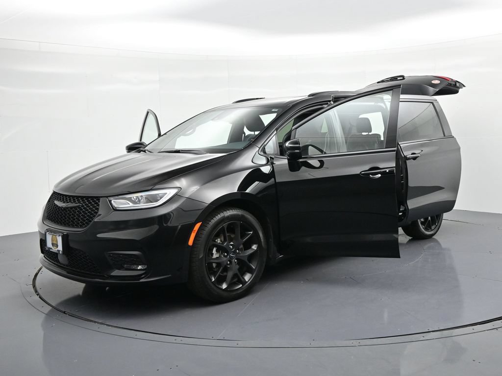 Used 2025 Chrysler Pacifica Limited FWD image 26