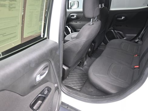 Used 2021 Jeep Renegade Latitude AWD/4WD image 17