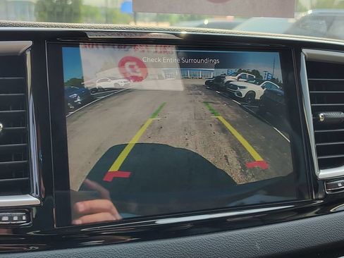 Used 2023 Chrysler Pacifica Touring-L FWD image 15