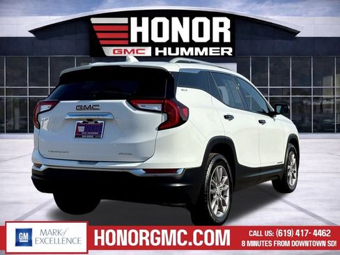Used 2024 GMC Terrain SLT AWD/4WD image 3