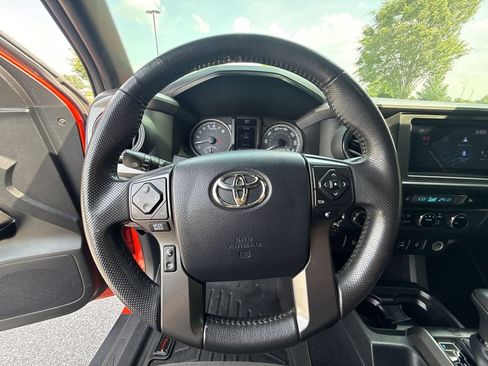 Used 2017 Toyota Tacoma TRD Sport w/ Premium & Technology Package AWD/4WD image 18