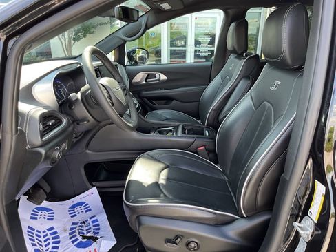 Used 2025 Chrysler Pacifica Limited FWD image 4