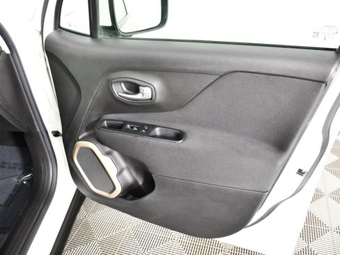 Used 2015 Jeep Renegade Latitude w/ Cold Weather Group II AWD/4WD image 40