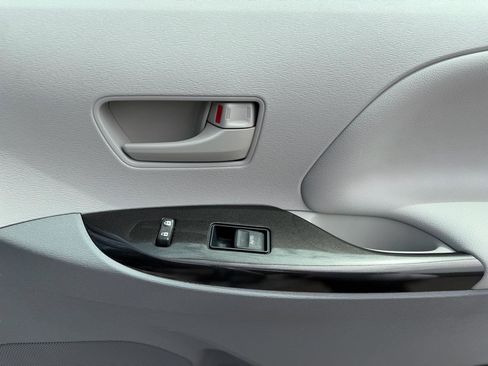 Used 2014 Toyota Sienna LE image 24