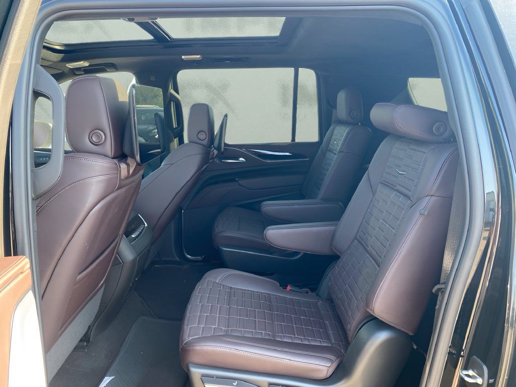 Used 2024 Cadillac Escalade ESV Sport Platinum w/ LPO, ONYX Package AWD/4WD image 9