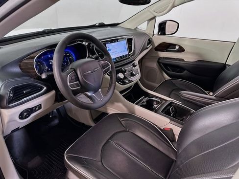 Used 2023 Chrysler Pacifica Limited AWD/4WD image 11