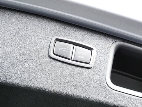 Certified 2025 Porsche Macan image 33