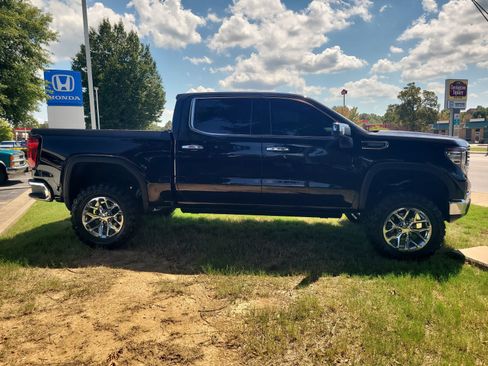 Used 2022 GMC Sierra 1500 SLT AWD/4WD image 2
