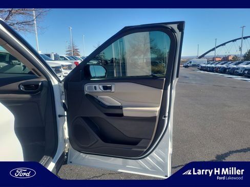 Used 2020 Ford Explorer Platinum w/ Premium Technology Package image 16