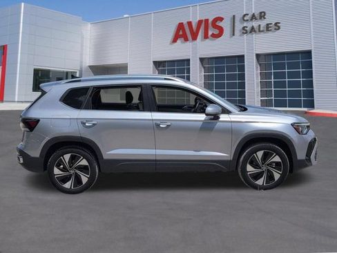 Used 2025 Volkswagen Taos SE AWD/4WD image 5
