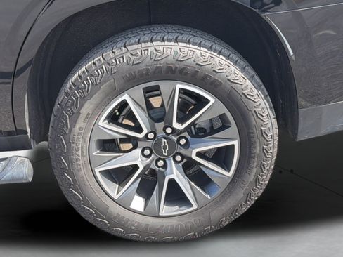 Used 2024 Chevrolet Tahoe Z71 w/ Luxury Package AWD/4WD image 8