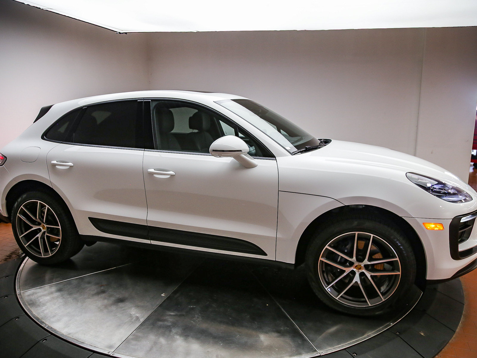 Certified 2026 Porsche Macan AWD/4WD image 5