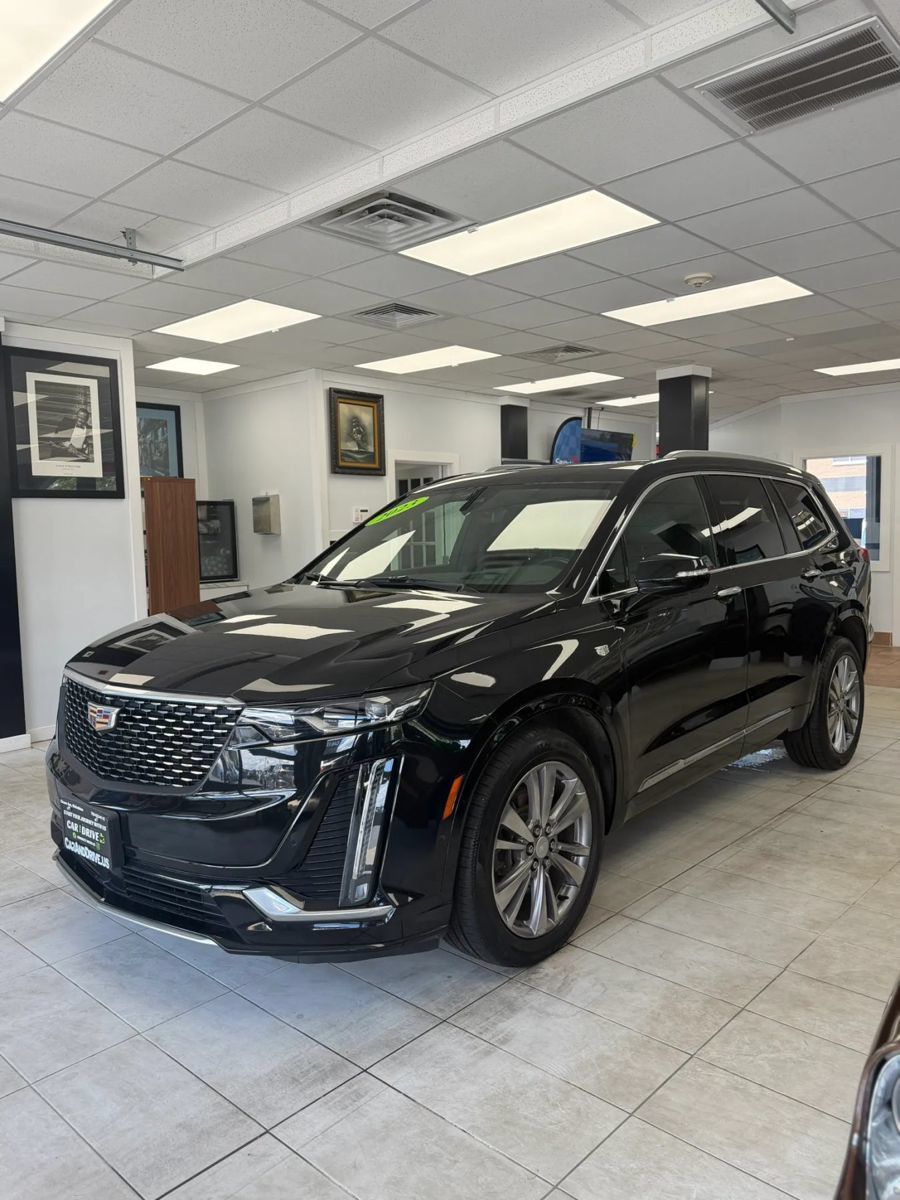 Used 2023 Cadillac XT6 Premium Luxury w/ Technology Package AWD/4WD image 2