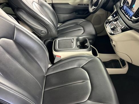 Used 2023 Chrysler Pacifica Touring-L FWD image 19