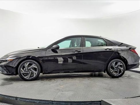 Used 2025 Hyundai Elantra SEL image 3