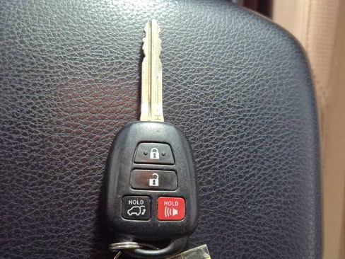 Used 2015 Toyota RAV4 XLE FWD image 30
