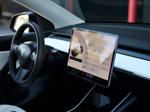 Used 2021 Tesla Model Y Long Range image 17