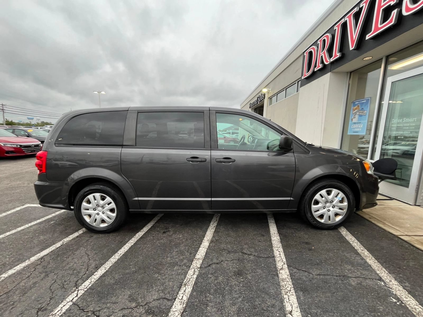 Used 2019 Dodge Grand Caravan SE w/ UConnect Hands-Free Group FWD image 9