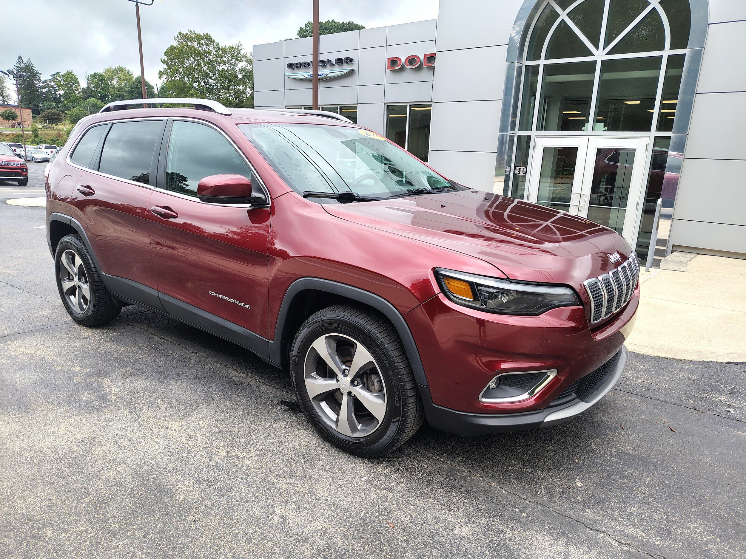Used 2019 Jeep Cherokee Limited AWD/4WD image 2