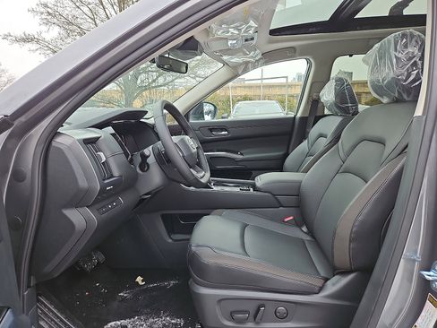 New 2026 Nissan Pathfinder SL image 9