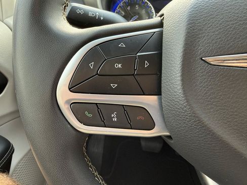 Used 2023 Chrysler Pacifica Touring-L FWD image 11