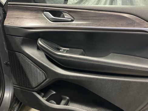 Used 2024 Jeep Grand Cherokee L Limited w/ Luxury Tech Group II image 17