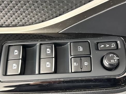 Used 2019 Toyota C-HR XLE FWD image 26