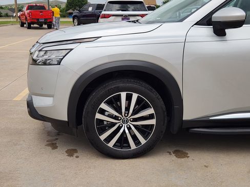 Used 2025 Nissan Pathfinder Platinum AWD/4WD image 10