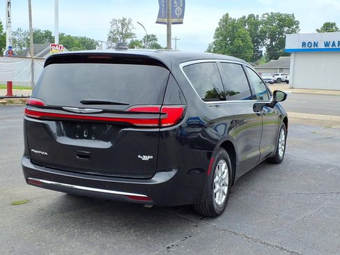 Used 2023 Chrysler Pacifica Touring-L FWD image 2