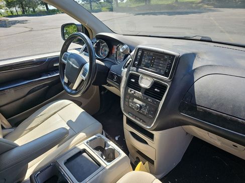 Used 2015 Chrysler Town & Country Touring w/ Driver Convenience Group FWD image 13