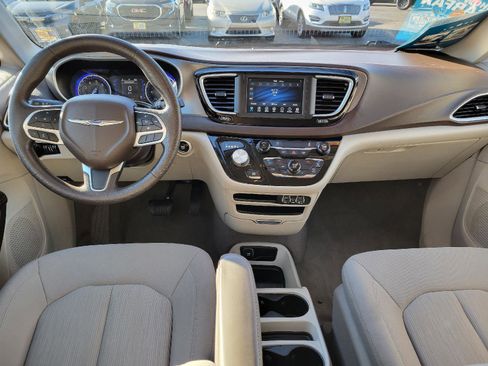 Used 2021 Chrysler Voyager LX image 4