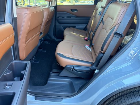 New 2025 Nissan Pathfinder Platinum image 32