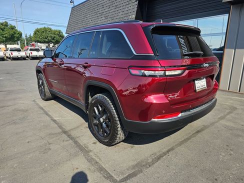 Used 2023 Jeep Grand Cherokee Limited image 3