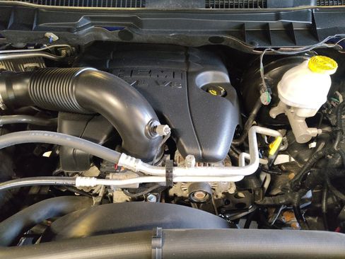 Used 2019 RAM 1500 Classic SLT AWD/4WD image 30