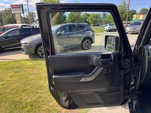 Used 2018 Jeep Wrangler Unlimited Sport S AWD/4WD image 22