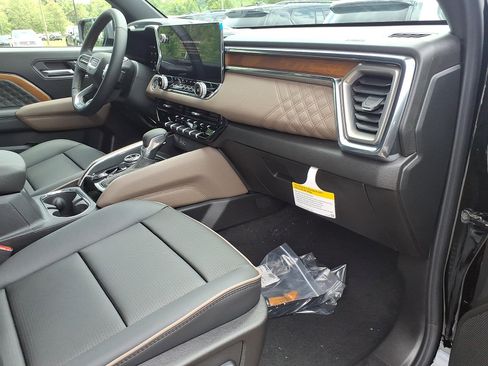 New 2026 GMC Canyon Denali w/ LPO, Denali Black Edition AWD/4WD image 8