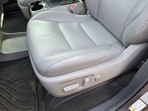 Used 2017 Toyota Sienna XLE image 25