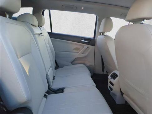 Used 2023 Volkswagen Tiguan SE w/ Panoramic Sunroof Package image 20