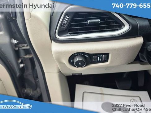 Used 2022 Chrysler Pacifica Touring-L FWD image 16