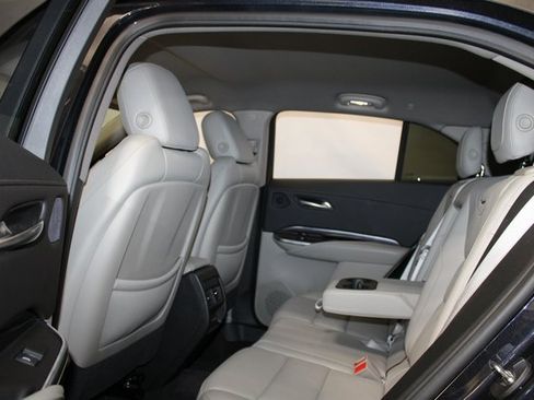 Certified 2022 Cadillac XT4 Luxury w/ Cold Weather Package image 9