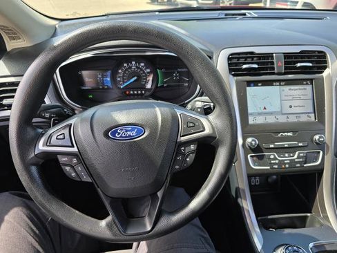 Used 2019 Ford Fusion SE FWD image 15