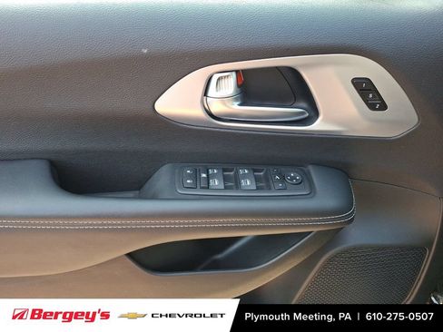 Used 2026 Chrysler Pacifica Limited w/ S Appearance Package FWD image 16